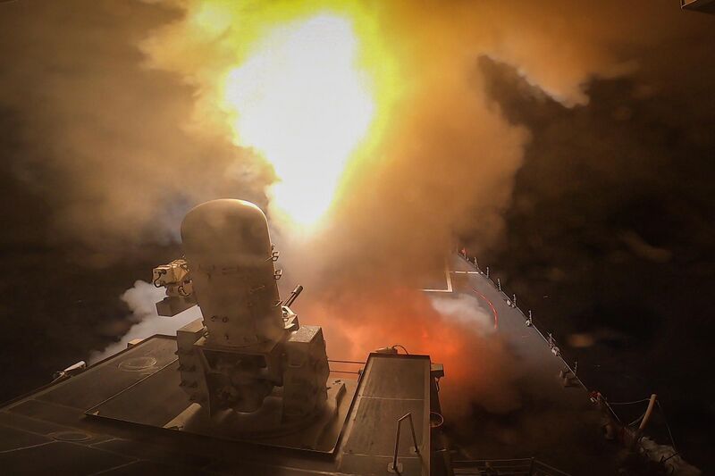 File:USS Carney Engagent des missile Houthi à l'aide du Phalanx CIWS .jpg